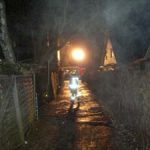 Über die schmale Hofeinfahrt konnte kein Fahrzeug an den Brandherd gelangen