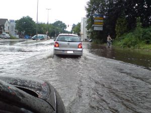 Die Saarlandstraße auf Höhe der Tankstelle war für PKW nur noch bedingt befahrbar