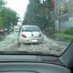 Auf die Seitenstraße zum Bahnhof wurde durch die Wassermaßen stark beeinträchtigt