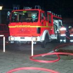 Die Besatzung des ersten Fahrzeuges stellte schnell fest, das ihre Löschbemühungen durch die geplatzte Hauptwasserleitung tatkräftig unterstützt wurden