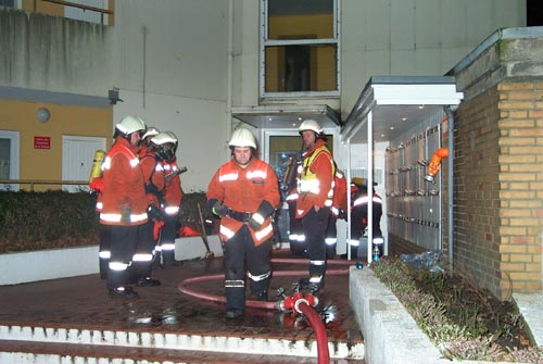 Vor dem Eingang des Objektes steht ein Rettungstrupp sowie die Leitung Atemschutz bereit