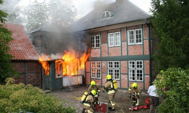 brennt Anbau in voller Ausdehnung