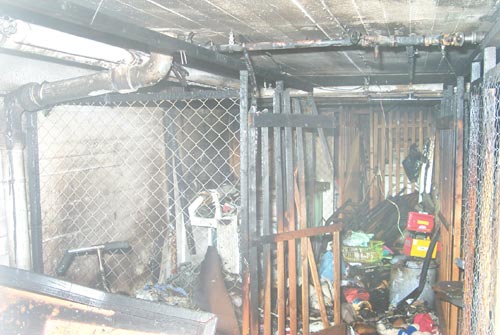 Einer der ausgebrannten Kellerräume, deren Inhalt nur noch Schrottwert besitzt