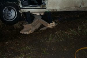Durch das abtrennen des Daches sowie das Entfernen der Türen wird die Karosserie des Fahrzeuges instabil. Um dem entgegenzuwirken wurde das Taxi im Graben stabilisiert