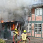 Erste Löschmaßnahmen - die Brandentwicklung wird eingedämmt