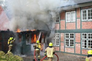 Erste Löschmaßnahmen - die Brandentwicklung wird eingedämmt