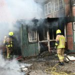 Das Feuer im Schuppen ist weitgehend gelöscht, der Innenangriff in den Schuppen wird vorbereitet.