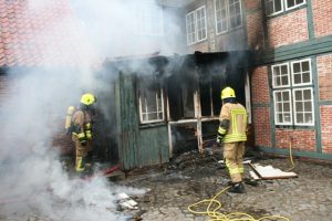 Das Feuer im Schuppen ist weitgehend gelöscht, der Innenangriff in den Schuppen wird vorbereitet.