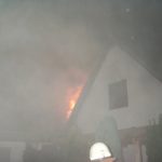 Auf diesem Foto sieht man die Flammen, die aus dem Dachbereich schlagen sehr gut