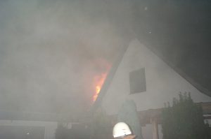 Auf diesem Foto sieht man die Flammen, die aus dem Dachbereich schlagen sehr gut