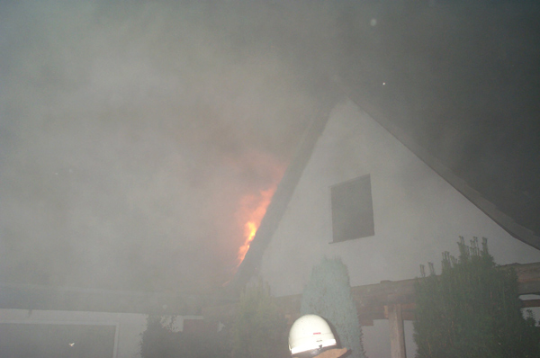 Auf diesem Foto sieht man die Flammen, die aus dem Dachbereich schlagen sehr gut