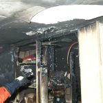 Das Löschwasser aus dem ersten Stock tröpfelt durch die durchgebrannte Decke. Diese Bestand fast ausschließlich aus Holz