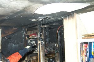 Das Löschwasser aus dem ersten Stock tröpfelt durch die durchgebrannte Decke. Diese Bestand fast ausschließlich aus Holz