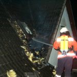 Das Feuer hat sich von der Küche zum hinteren Teil des Hauses gefressen. Im Dachbereich schlugen Flammen aus dem Fenster