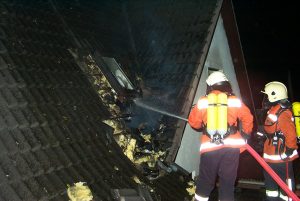 Das Feuer hat sich von der Küche zum hinteren Teil des Hauses gefressen. Im Dachbereich schlugen Flammen aus dem Fenster