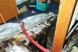 Der Holzfußboden musste geöffnet werden um alle Brandnester abzulöschen. Direkt unter diesem Loch ist der Brand entstanden