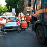 Die Feuerwehr bereitet die technische Rettung vor. Dafür wurde das Auto aufgebockt