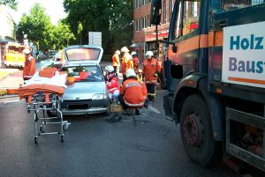 Die Feuerwehr bereitet die technische Rettung vor. Dafür wurde das Auto aufgebockt