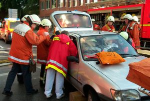 Notärztin und Rettungsassistenten versorgen die verunfallte Frau in ihrem Ford