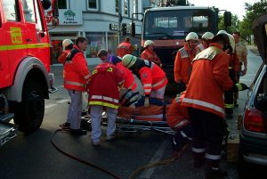 Die Fahrerin ist befreit und wird auf die Trage gelegt