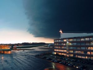 Aufzug der Regenfront über dem Werksgelände von AIRBUS in Hamburg-Finkenwerder