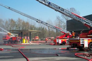 Mit insgesamt vier Drehleitern wurde das Feuer bekämpft