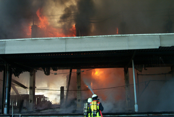 Die Hallenwand fiel dem Feuer innerhalb kürzester Zeit zum Opfer