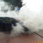 Als das erste Fahrzeug eintraf, stand der PKW bereits im Vollbrand