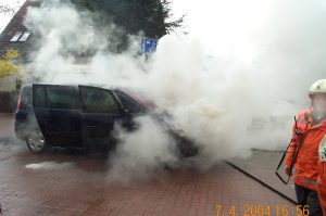 Als das erste Fahrzeug eintraf, stand der PKW bereits im Vollbrand