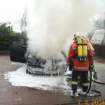 Mittels Löschschaum wurde das Feuer bekämpft