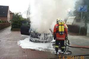 Mittels Löschschaum wurde das Feuer bekämpft