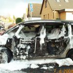 Die Türen des Renault haben dem Feuer nicht lange Stand gehalten