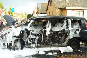 Die Türen des Renault haben dem Feuer nicht lange Stand gehalten