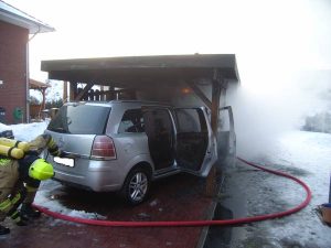 Das Feuer im PKW und Carport war schnell unter Kontrolle gebracht worden