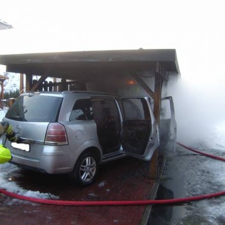 Das Feuer im PKW und Carport war schnell unter Kontrolle gebracht worden