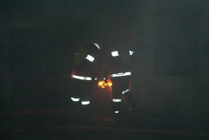 Beim Eintreffen der ersten Einsatzkräfte brannten die komplette Einrichtung des Technikraumes lichterloh