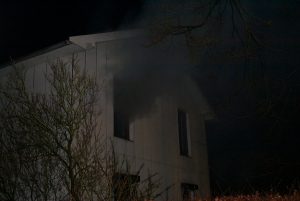 Der Brandrauch zog durch das ganze Haus und trat im ersten Obergeschoss aus dem Fenster aus, obwohl das Feuer auf den Technikraum begrenzt werden konnte