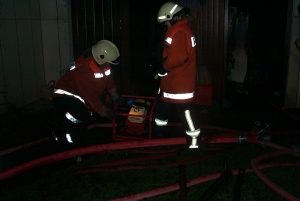 Der Brandrauch wurde nach Abschluss der Löscharbeiten mittels eines Hochdrucklüfters aus dem Gebäude gedrückt. Dadurch werden die betroffenen Räume innerhalb kürzester Zeit wieder begehbar