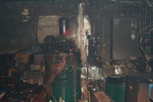 Glücklicherweise ist die Gasleitung durch die Hitzeeinwirkung nicht undicht geworden. Die Stadtwerke haben noch während des Einsatzes das Haus vom Strom- und Gasnetz getrennt
