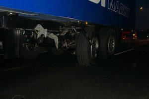 Der Fiat ist genau gegen die Reifen geprallt. Bei dem Aufschlag ist die Aufhängung des LKW-Anhängers gebrochen