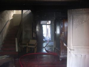 Blick von der Eingangstür in den hinteren Bereich zur Brandausbruchsstelle. Die Brandausbreitung konnte hier gestoppt werden