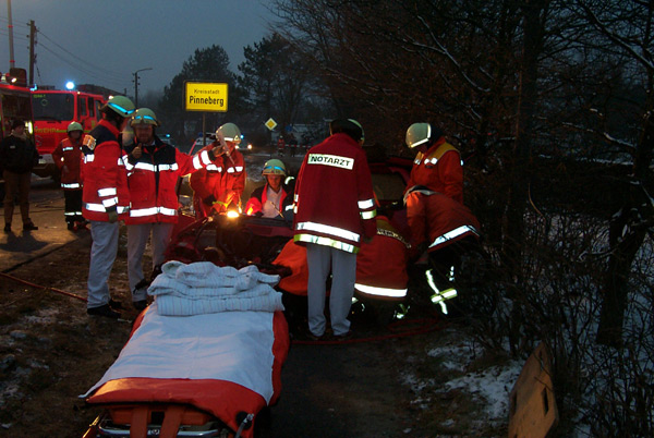 Die 19-jährige Schenefelderin wurde durch den Notarzt und Rettungssanitär versorgt