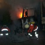 Auch nach Eintreffen der ersten Kräfte brennt der LKW
