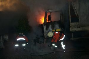 Auch nach Eintreffen der ersten Kräfte brennt der LKW