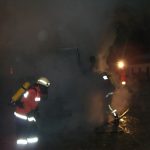 Durch die starke Rauchentwicklung konnte der Löschangriff nur unter Atemschutz vorgenommen werden
