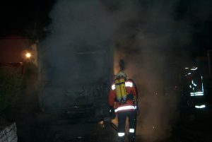 Es werden noch einige kleine Glutnester abgelöscht