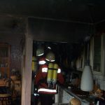 Im Bereich der Küche musste die Decke durch einen Atemschutztrupp geöffnet werden, da noch Brandnester vermutet wurden