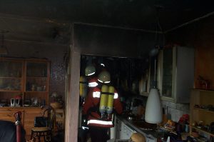 Im Bereich der Küche musste die Decke durch einen Atemschutztrupp geöffnet werden, da noch Brandnester vermutet wurden
