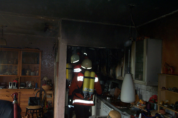 Im Bereich der Küche musste die Decke durch einen Atemschutztrupp geöffnet werden, da noch Brandnester vermutet wurden