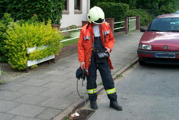 Mit einem Messgerät, welches die Sauerstoffkonzentration sowie das Vorhandensein eines explosiven Luft-Gas-Gemisches misst wurden die Siele und Keller kontrolliert. Dies wurde während des gesamten Einsatzes ständig wiederholt